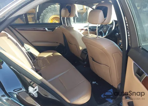 2013 Mercedes-Benz C 300 Sport 4Matic z USA, uszkodzony, nr VIN WDDGF8ABXDA756257